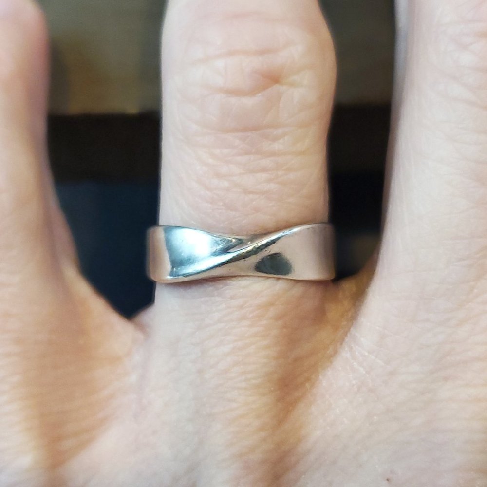 Size 7 925 Sterling Silver Center Twist Style Ring
